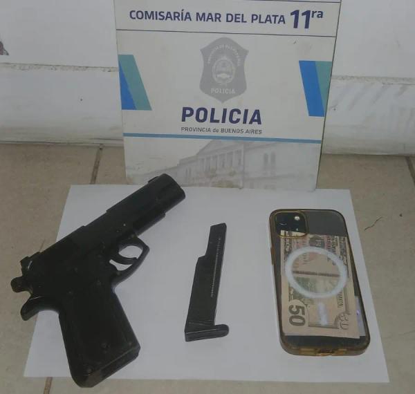 Un menor de 14 años fue aprehendido tras asaltar a un chofer con un arma de utilería