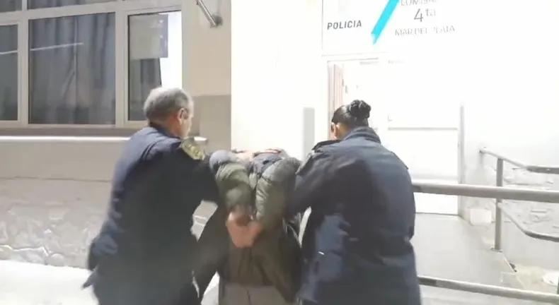 Motochorros no pudieron robar un auto y cuando se escapaban chocaron contra un taxi 