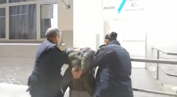 Motochorros no pudieron robar un auto y cuando se escapaban chocaron contra un taxi