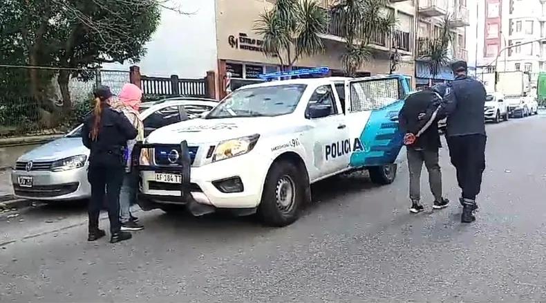 Una pareja robó un bolsón de comida para gatos: ambos fueron detenidos 
