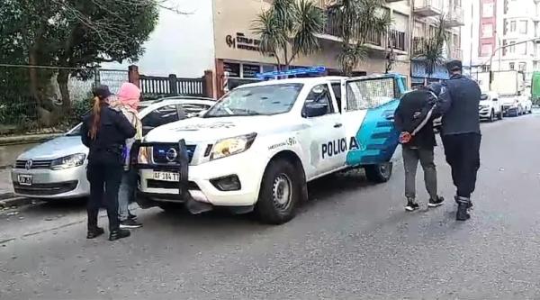 Una pareja robó un bolsón de comida para gatos: ambos fueron detenidos