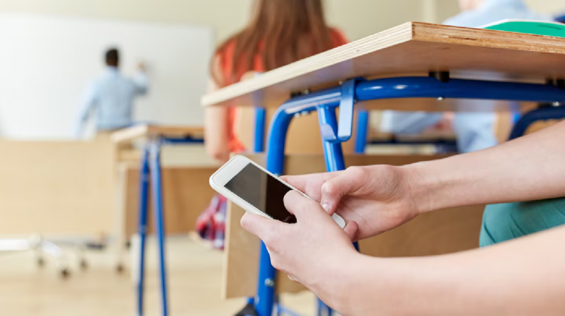Concejales opositores buscan prohibir el uso de celulares en escuelas municipales primarias
