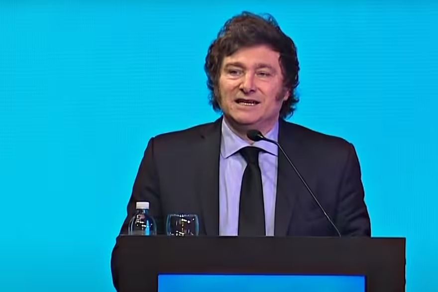 “Sigue abrazada a un modelo que destrozó a la Argentina”
