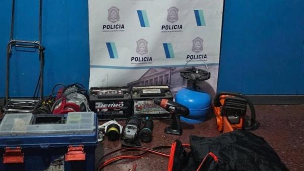 Robaron un galpón y se llevaron de todo, pero los detuvieron en plena calle