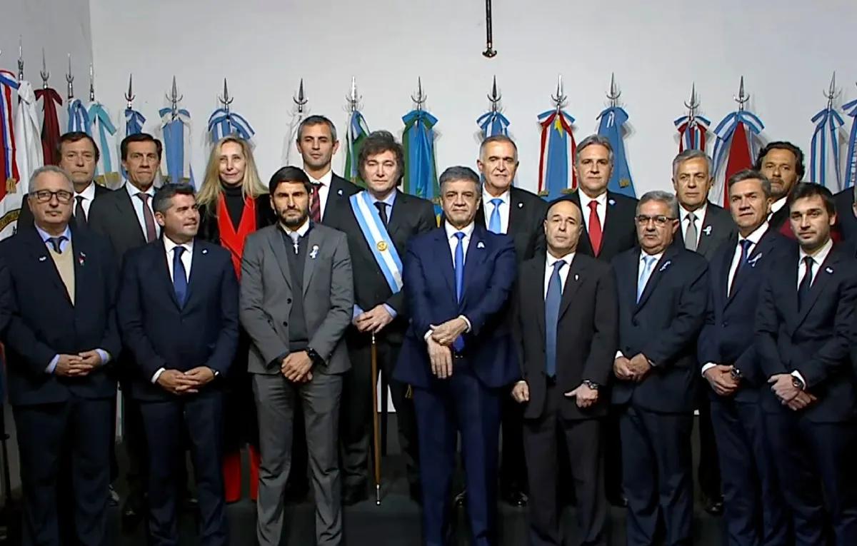 Javier Milei logró un hito histórico: 18 gobernadores y líderes firman el Acta de Mayo
