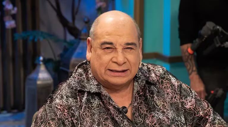 Accidente automovilístico deja al actor Roly Serrano en terapia intensiva.