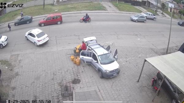 Terror en plena calle: un auto en fuga atropelló a dos trabajadores