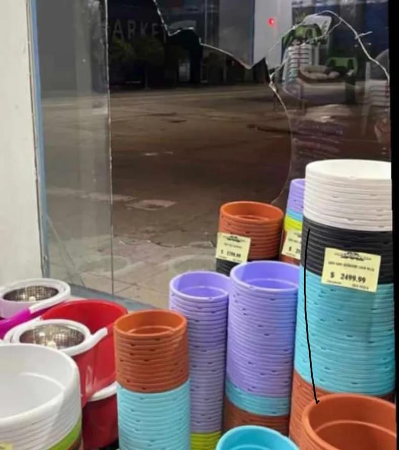 Seguidilla de robos en el bazar de Luro y Guido: “Se fue el patrullero y rompieron el vidrio”