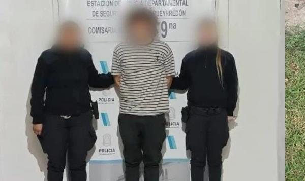Roció con gas pimienta y le pegó al seguridad de un bar porque no lo dejó pasar 