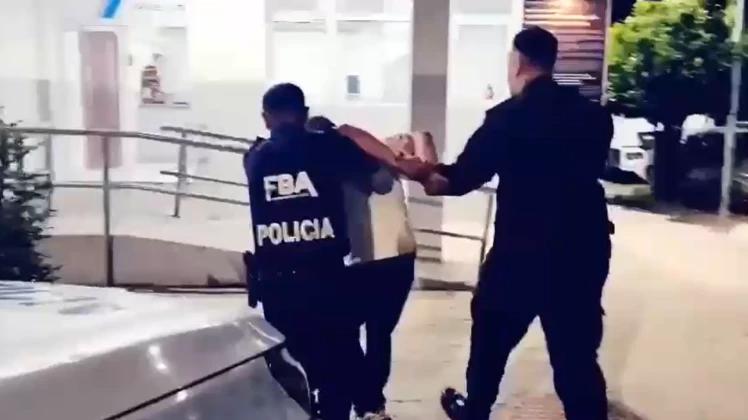 Fue a la casa de su ex, la golpeó y la persiguió con un cuchillo.