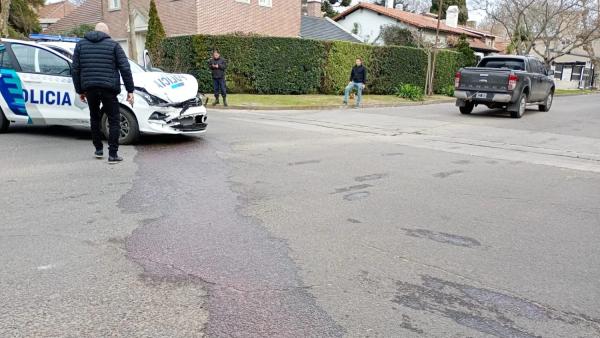 No duró mucho tiempo sano: un patrullero recién adquirido chocó contra una camioneta