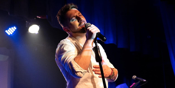 Abbey Road arma una fiesta noventosa con tributos a Ricky Martin y Luis Miguel