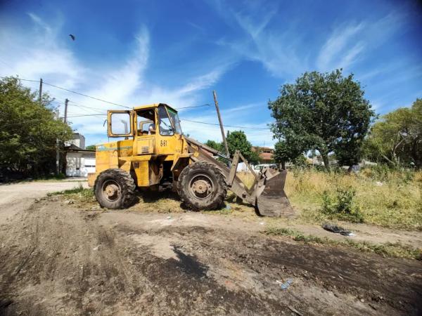 Emsur realiza tareas de limpieza y mantenimiento en diversos barrios de la ciudad