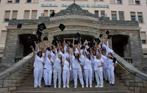 Graduación récord: 50 enfermeras egresan de la Tecnicatura Superior en el HIGA