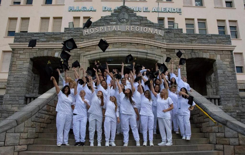 Graduación récord: 50 enfermeras egresan de la Tecnicatura Superior en el HIGA