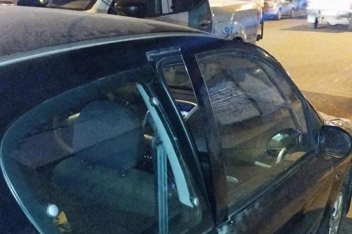 Fue detenido tras doblar la puerta de un auto para robar lo que había en su interior 