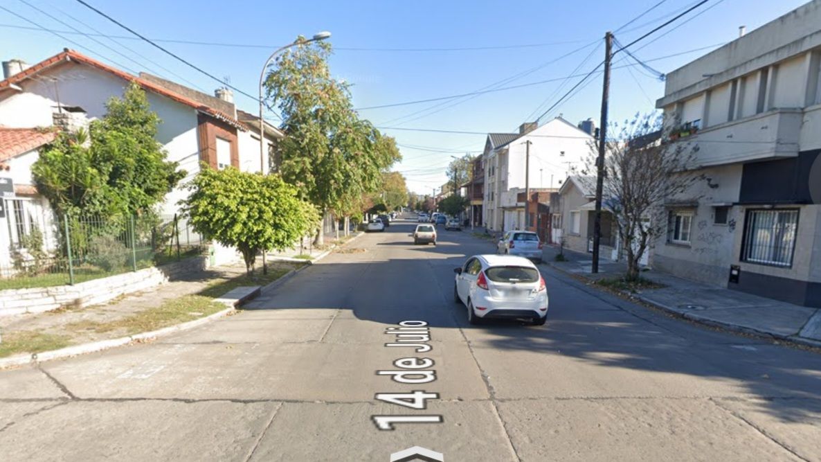 Sofocan un incendio que destruyó un auto y una moto en el barrio San José 