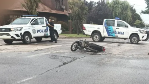 Persecución mortal: Joven muere tras chocar en moto robada contra un auto