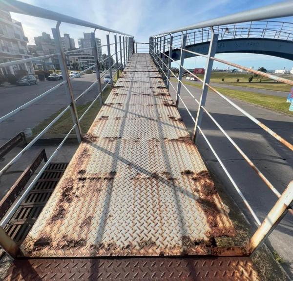 InBev asume el padrinazgo de los puentes peatonales de Punta Mogotes con obras de recuperación
