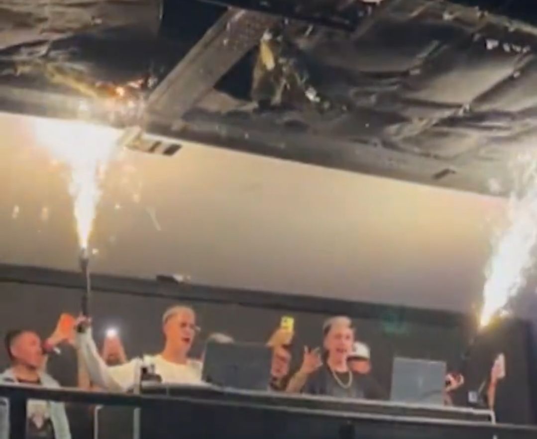 VIDEO: Un DJ encendió una bengala y provocó un pequeño incendio en el techo