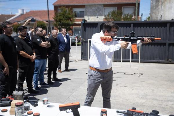 Montenegro presentó las armas no letales con la idea de "combatir a los violentos" de Mar del Plata