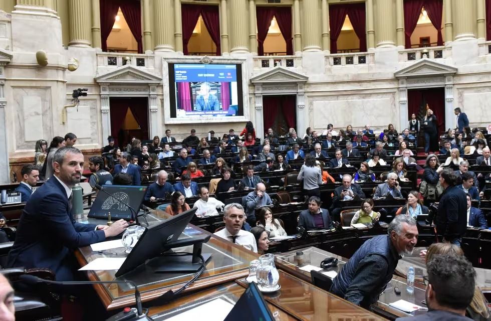 El oficialismo presenta un proyecto donde proponen hacer públicos los sueldos de los funcionarios