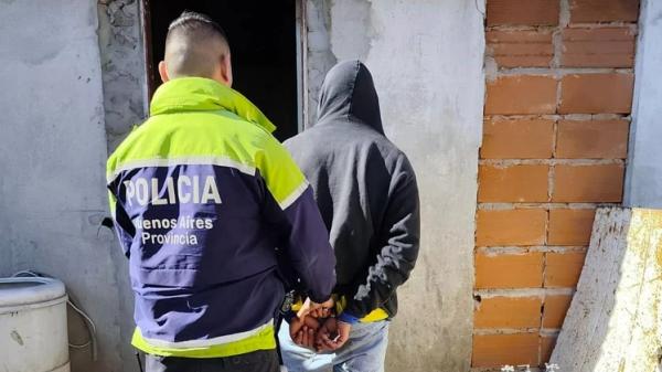 Un hombre fue detenido tras amenazar a su pareja y a su hija con un cuchillo