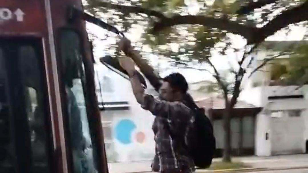 Ira Incontrolable en Córdoba: Un Hombre Ataca un Colectivo Lleno por No Poder Subir