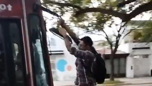 Ira Incontrolable en Córdoba: Un Hombre Ataca un Colectivo Lleno por No Poder Subir