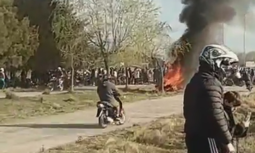 Descontrol en el «Domingrau»: quemaron motos mientras motociclistas realizaban maniobras temerarias