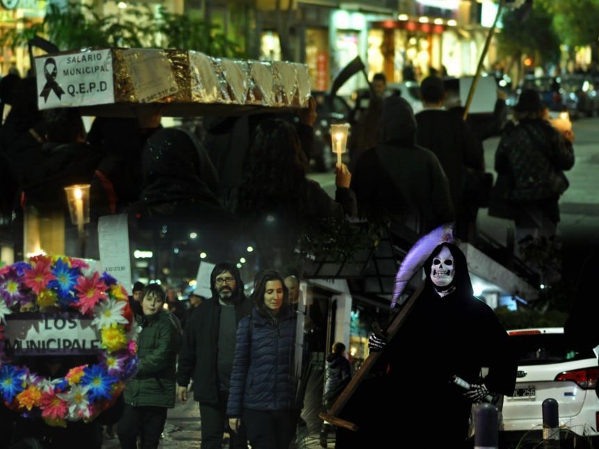 Municipales realizaron una 'procesión fúnebre' en reclamo de recomposición salarial