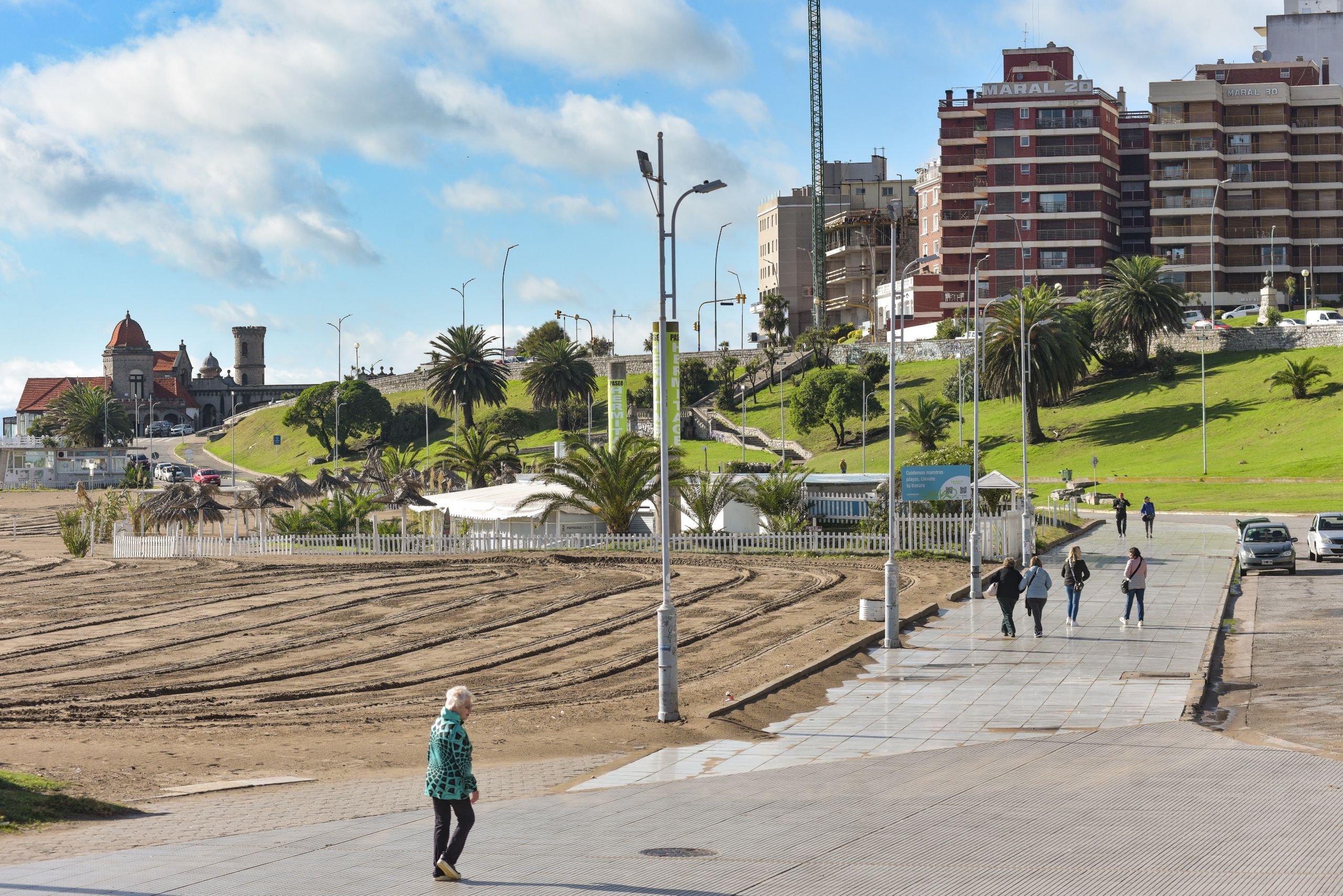 El Municipio continúa con los trabajos de renovación del frente costero