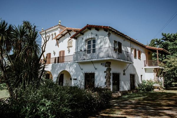 Avanzan las mejoras en la fachada de la Villa Mitre para restaurar el patrimonio local