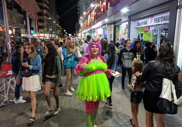 Una costumbre: desde hoy la calle Rivadavia se hará peatonal de 19 a 2 de la mañana