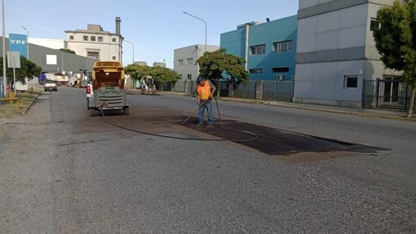Avanza la recuperación vial en el puerto de Mar del Plata con nuevas obras de pavimentación y bacheo