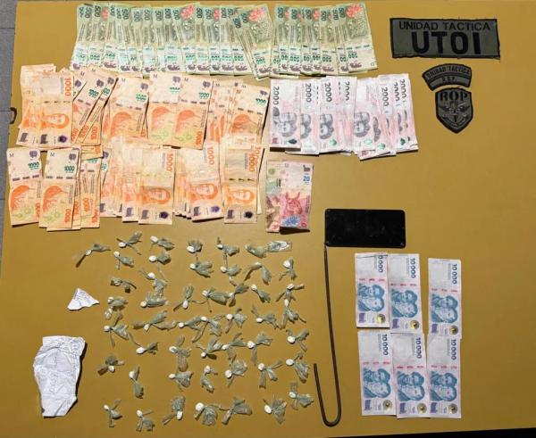 Operativo policial: Detienen a dos narcotraficantes con más de 49 envoltorios de cocaína y casi 300 mil pesos