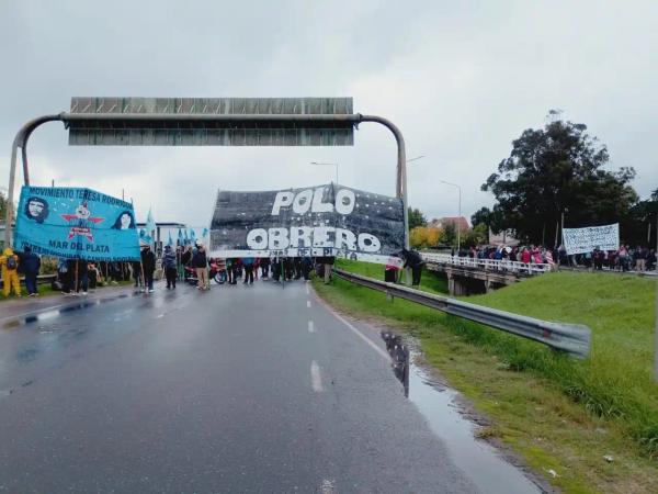 Organizaciones sociales cortaron la Ruta 2 y denunciaron la pérdida de ingresos