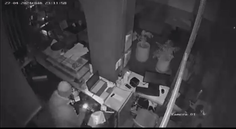 Un hombre entró a robar a  un café que abrió hace cuatro meses: se llevó la recaudación