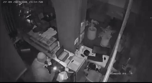 Un hombre entró a robar a  un café que abrió hace cuatro meses: se llevó la recaudación