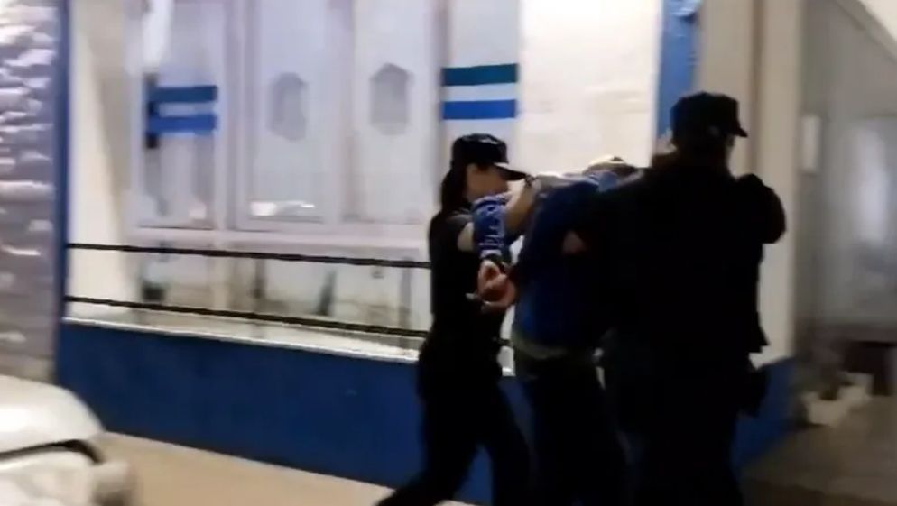 Quiso robar con una tijera y los vecinos lo atraparon