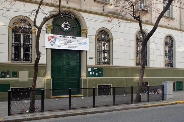 Explosión en una feria de ciencias en Palermo: cuatro heridos por un experimento con alcohol