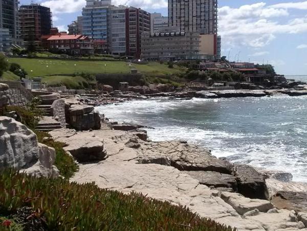 Hallan el cuerpo de un joven entre las rocas de Playa Chica y abren una investigación