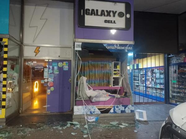 Rompió una vidriera en la peatonal y fue detenido