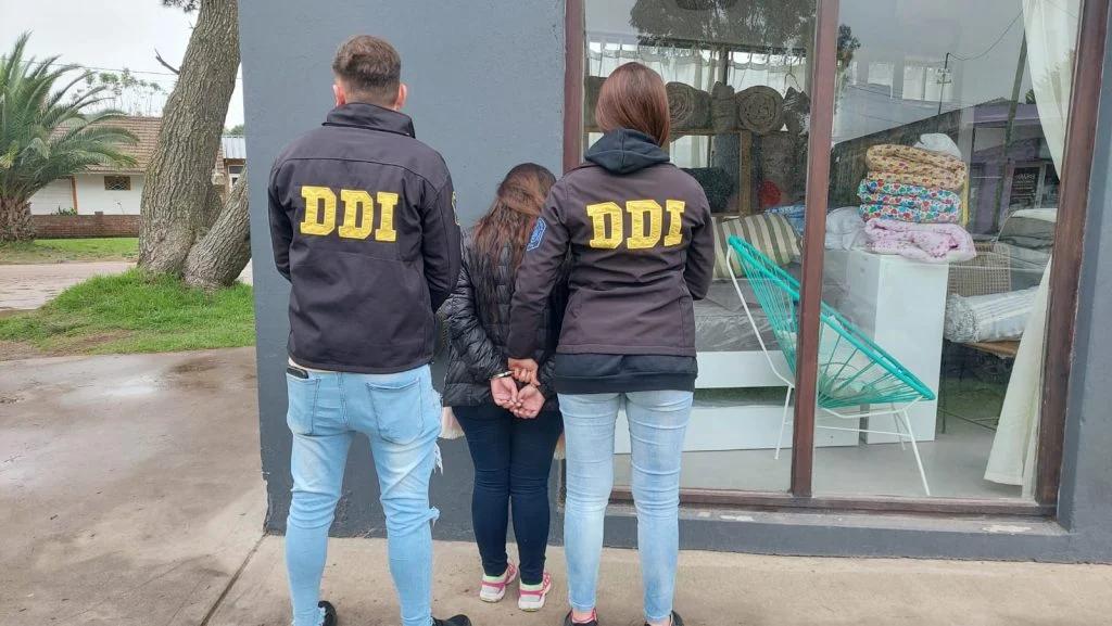 Detienen a una mujer acusada de estafar a alumnos con camperas de egresados: recaudó más de un millón de pesos