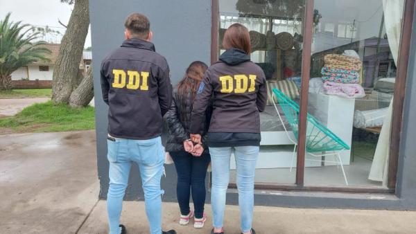Detienen a una mujer acusada de estafar a alumnos con camperas de egresados: recaudó más de un millón de pesos