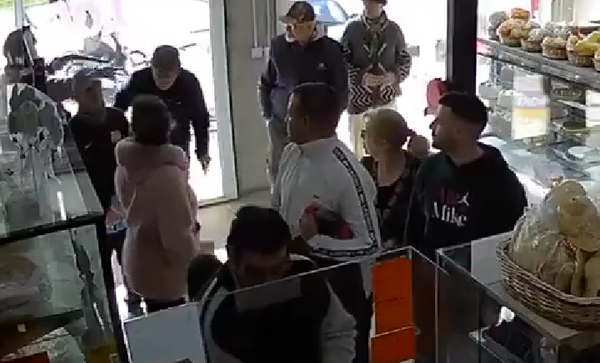 Brutal asalto en una panadería de Jorge Newbery: golpearon a un jubilado frente a diez clientes