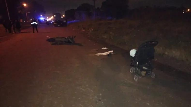 Una mujer y su bebé fueron atropellados por una moto: ambos están fuera de peligro  
