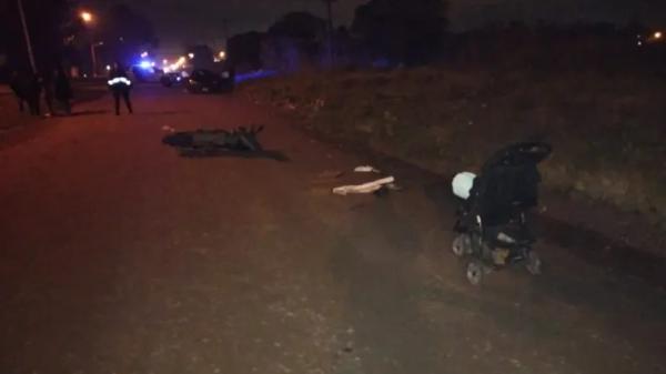 Una mujer y su bebé fueron atropellados por una moto: ambos están fuera de peligro  