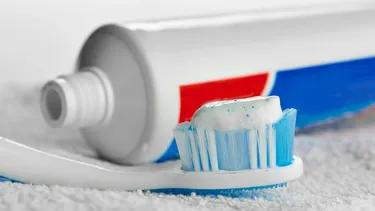 ANMAT prohibió una pasta dental Colgate por efectos adversos en la salud bucal