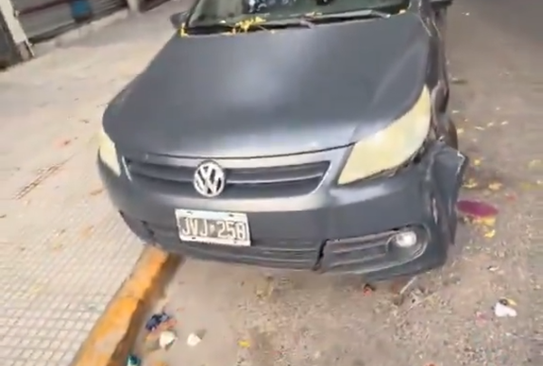 Virales: colectivo de la línea 515 de Rosario Guaraní embiste y arrastra vehículo estacionado en Santa Fe